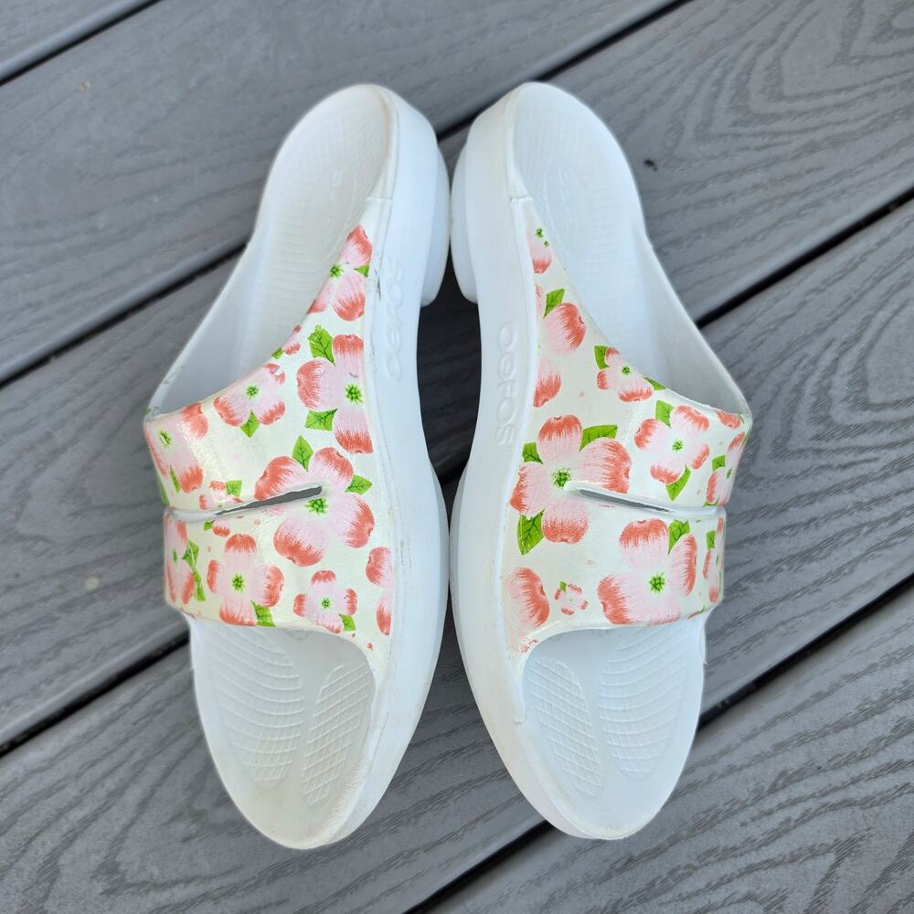 Oofos Women's recovery sandals cherry blossom pattern, Size 11 - Picture 2 of 6